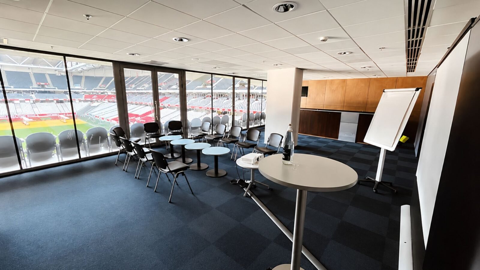 Salle de reunion modulable vue sur pelouse amenagement interieur Decathlon Arena Stade Pierre Mauroy