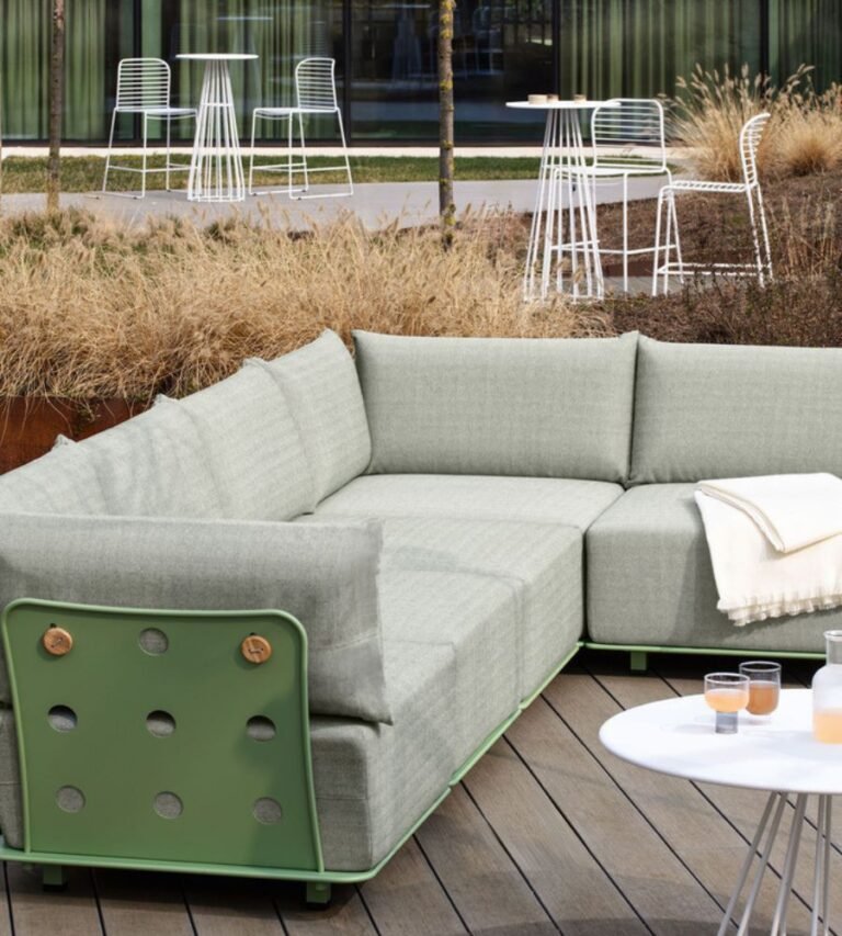 Terrasse professionnelle amenagee avec mobilier exterieur resistant IDEAKO - IDEA&KO
