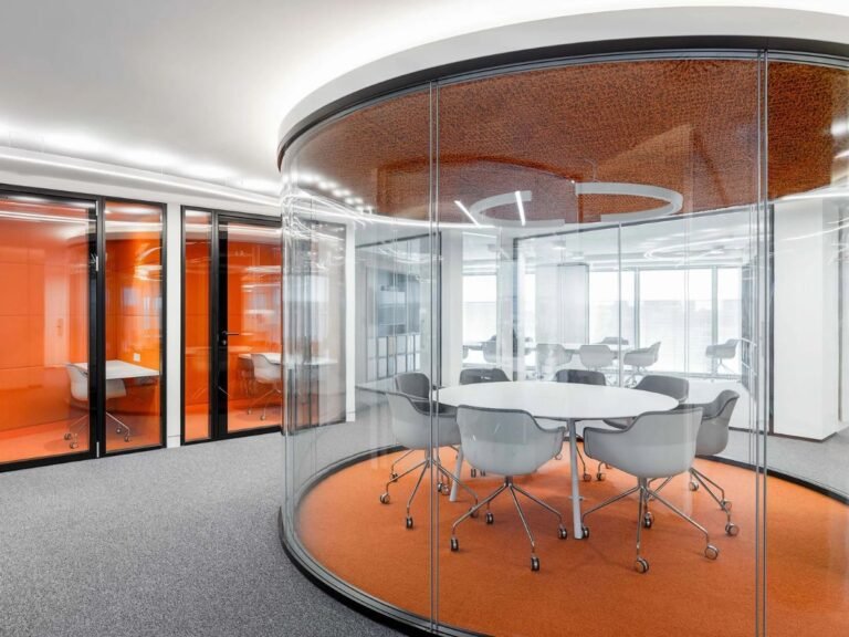 Vue densemble dun espace de travail amenage par IDEAKO zoning acoustique et mobilier sur mesure