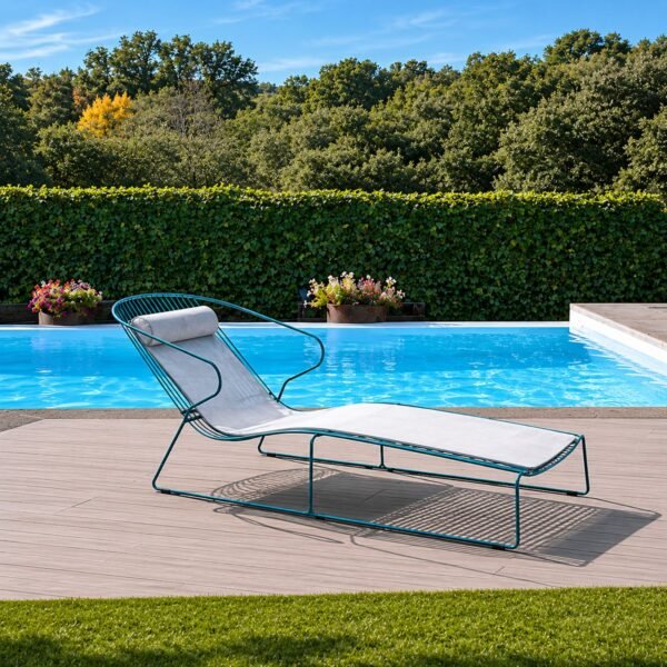Bain de soleil filaire outdoor Bolonia en situation bord de piscine resort
