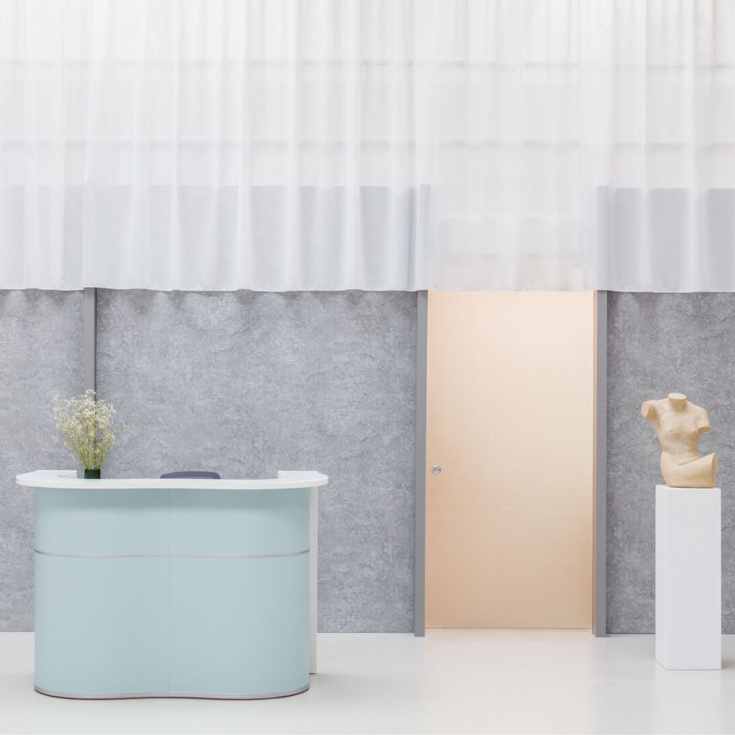 Banque d accueil design organique Onda — facade bleu mat en showroom