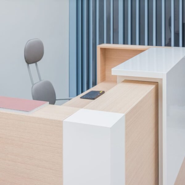 Banque d accueil modulaire Lina Comptoir design sur mesure IDEAKO ambiance blanc bois 1