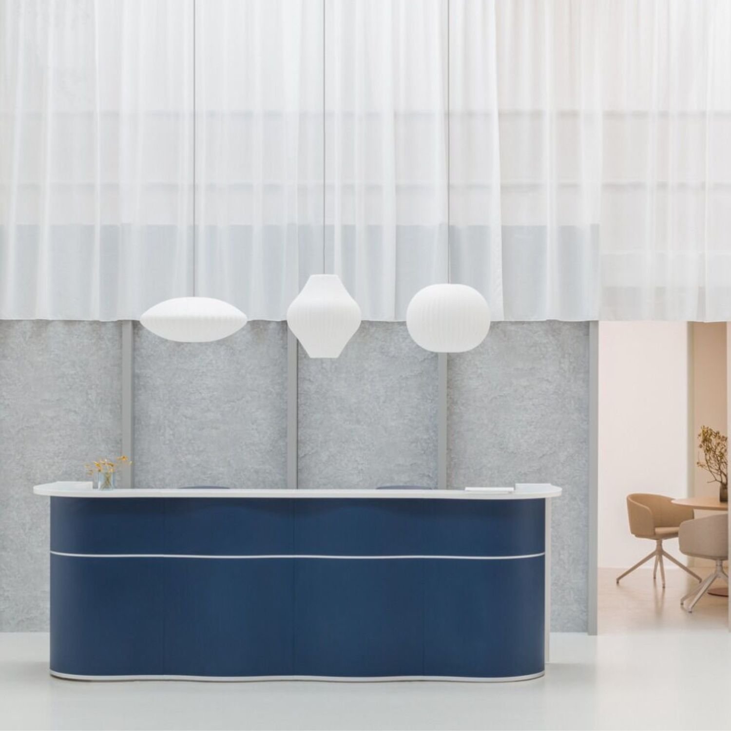 Banque daccueil design organique Onda en situation — lobby dentreprise