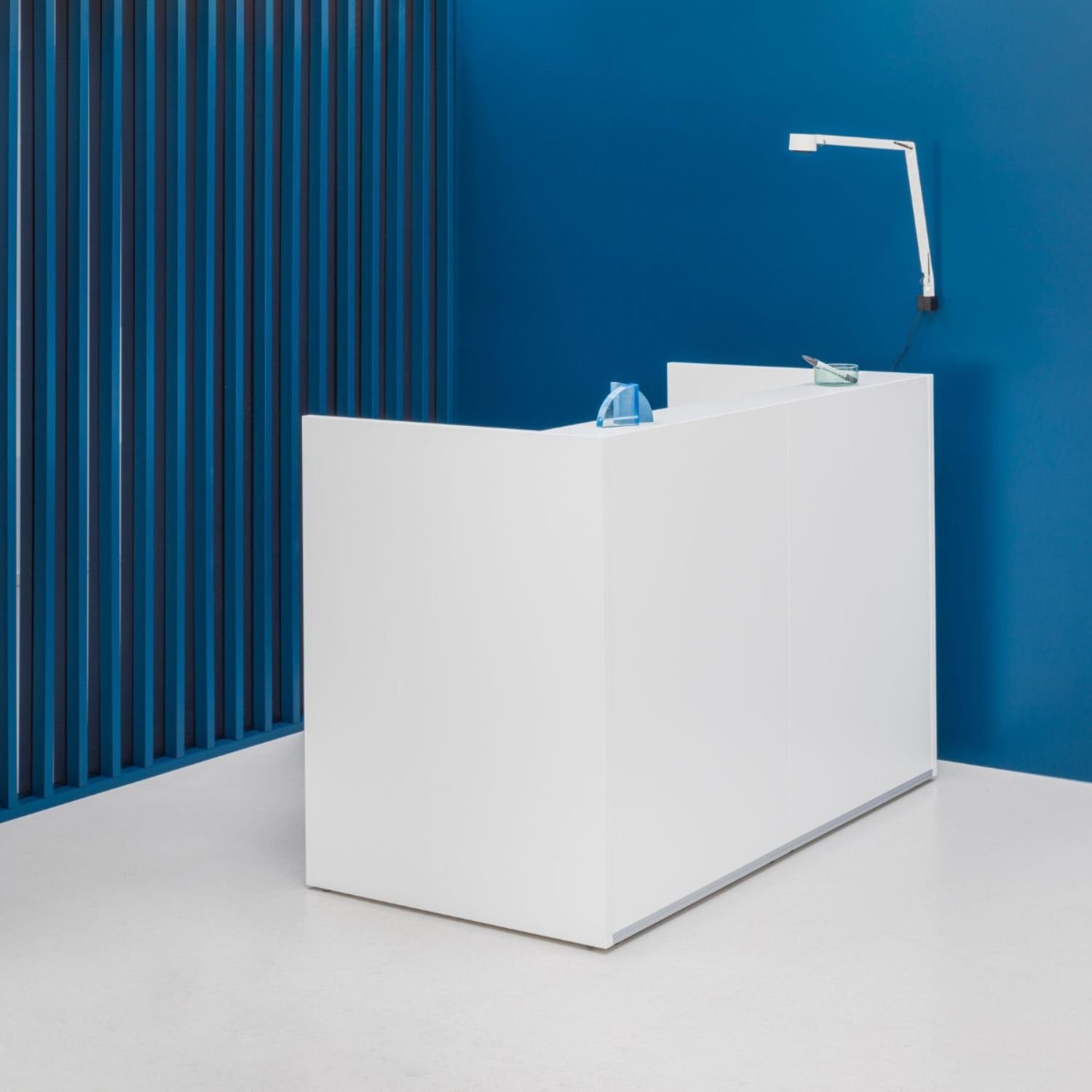 Banque daccueil modulaire Lina Comptoir design sur mesure IDEAKO ambiance blanc bleu 1