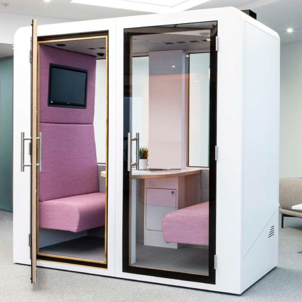 Box Acoustique Quatro — interieur table centrale et assises face a face Box Acoustique Quatro — interieur table centrale et assises face a face