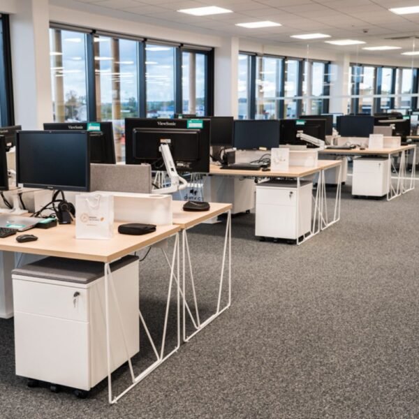 Bureau Bench Minimaliste Lets Work — ambiance lumineuse open space