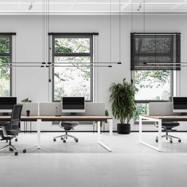 Bureau bench V NEXT — vue large plateau collaboratif en open space