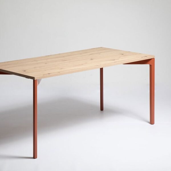 Bureau bois et aluminium Hexa — detail du plateau bois en ambiance Bureau bois et aluminium Hexa — detail du plateau bois en ambiance
