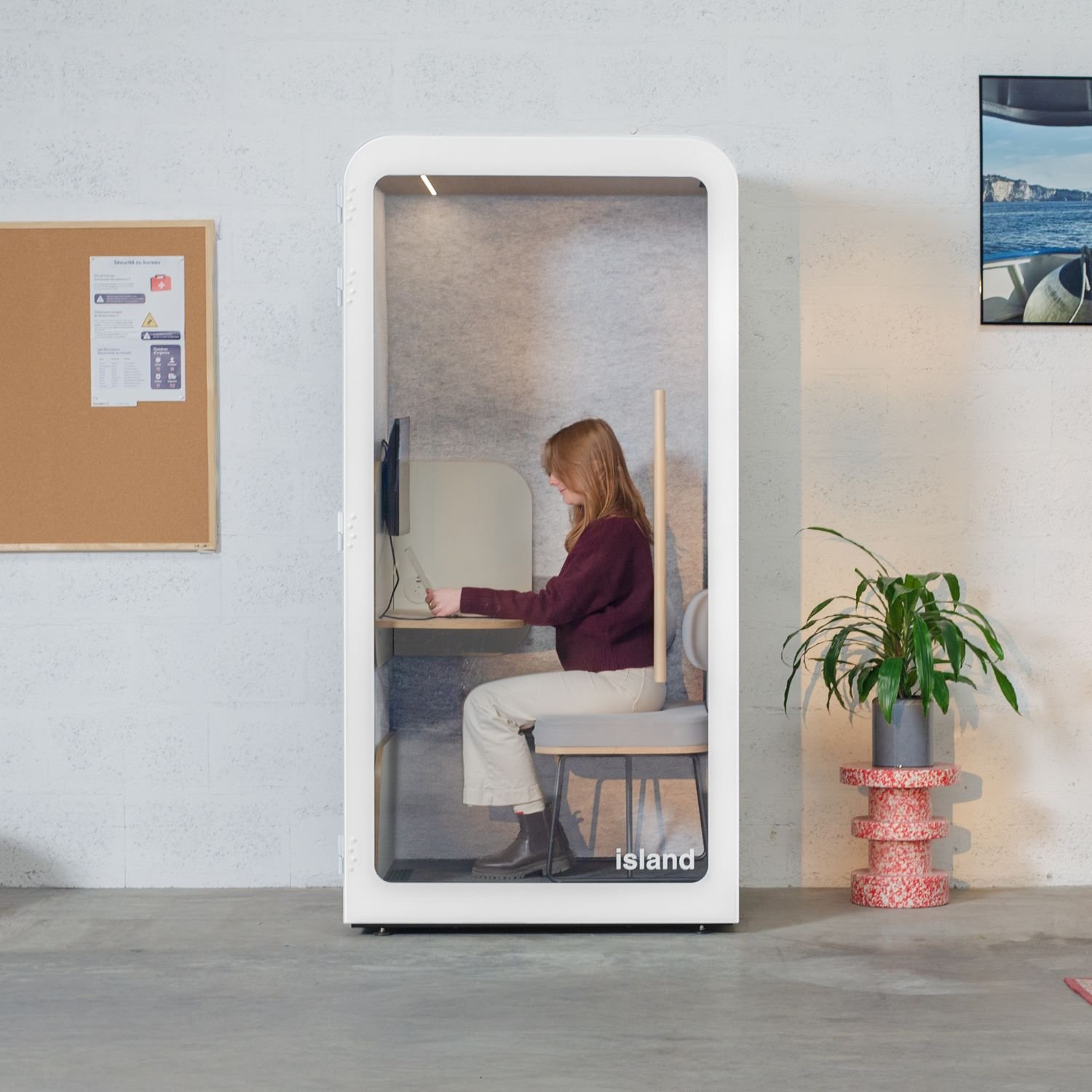Cabine acoustique 1 personne Island Desk Made in France Blanc ambiance coworking Cabine acoustique 1 personne Island Desk Made in France Blanc ambiance coworking