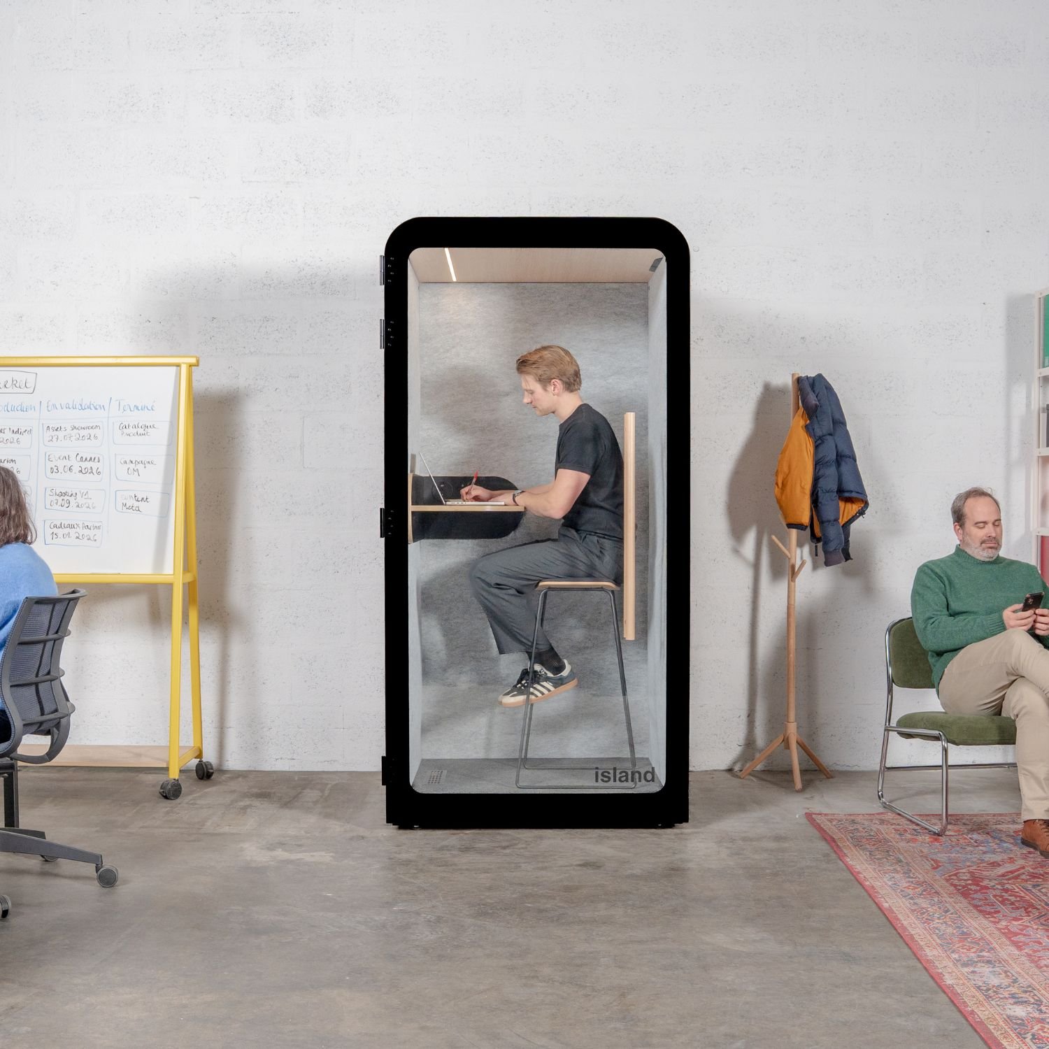 Cabine acoustique 1 personne Island dans un espace de coworking version Noir Cabine acoustique 1 personne Island dans un espace de coworking version Noir
