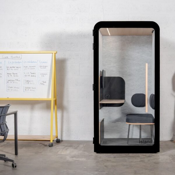 Cabine acoustique 1 personne Island en situation dans un open space professionnel Cabine acoustique 1 personne Island en situation dans un open space professionnel