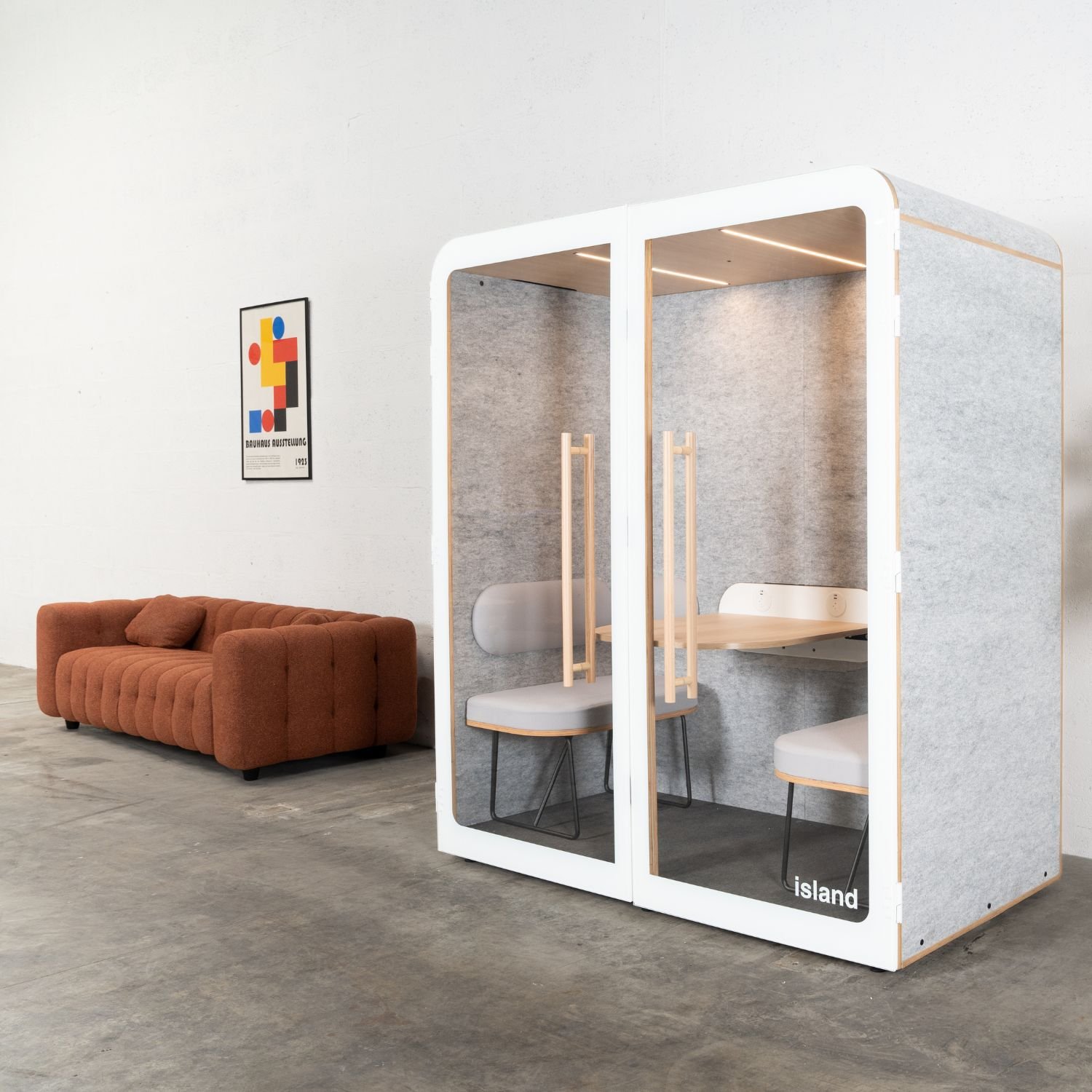Cabine acoustique 2 personnes Island dans un espace de coworking — version Light cadre blanc