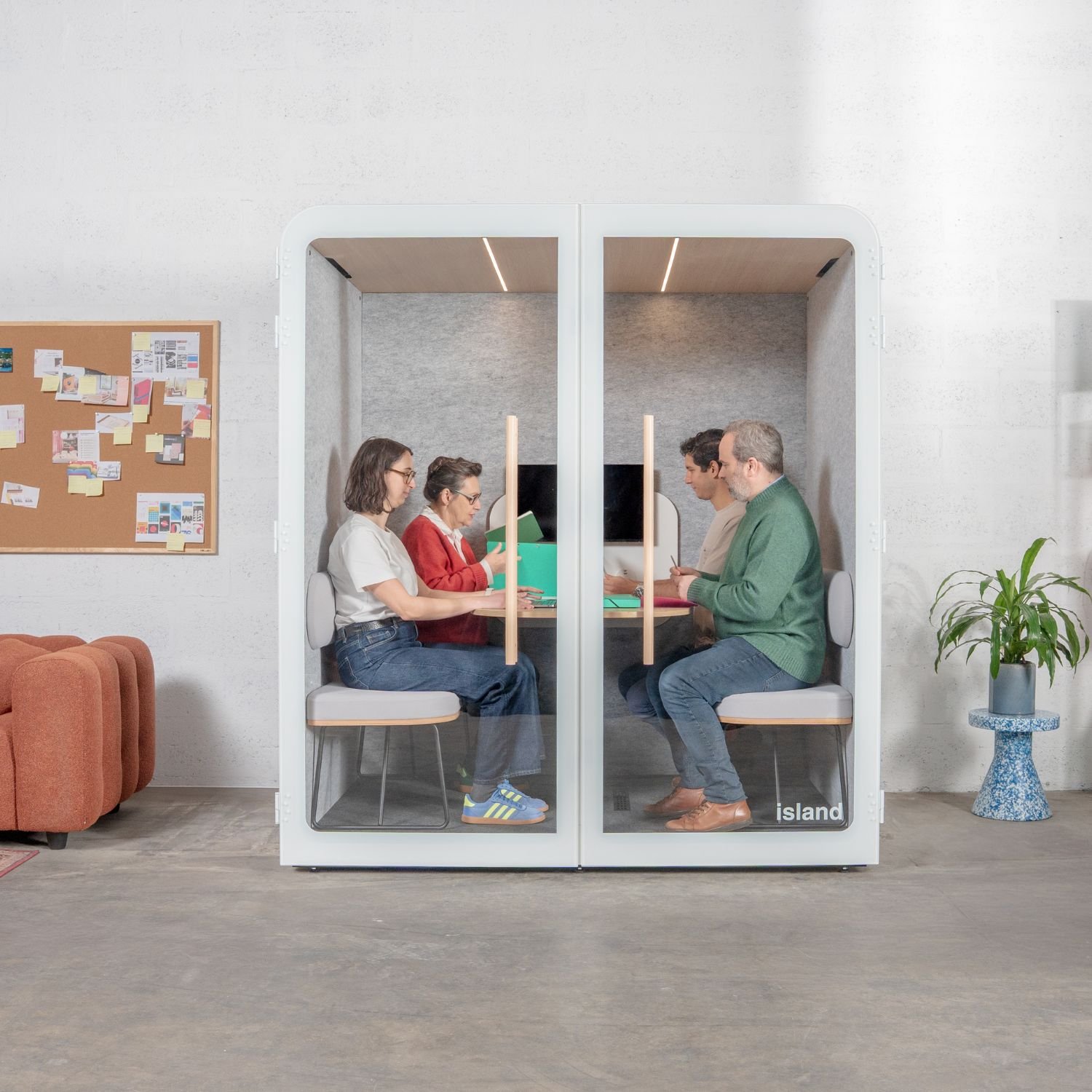 Cabine acoustique 4 personnes Island dans un espace de coworking — version Light cadre blanc Cabine acoustique 4 personnes Island dans un espace de coworking — version Light cadre blanc