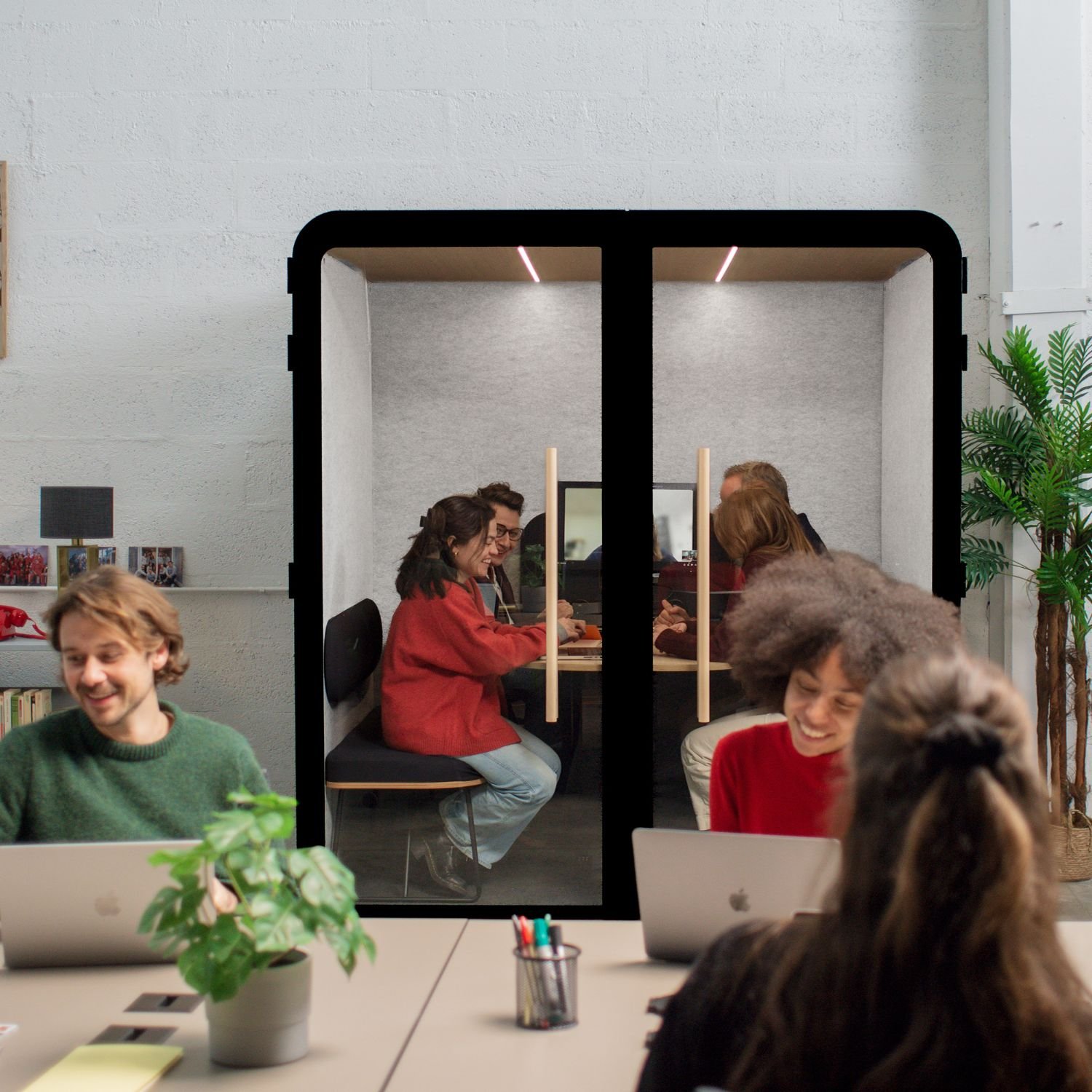 Cabine acoustique 4 personnes Island en flex office — reunion d equipe version Dark Cabine acoustique 4 personnes Island en flex office — reunion d equipe version Dark