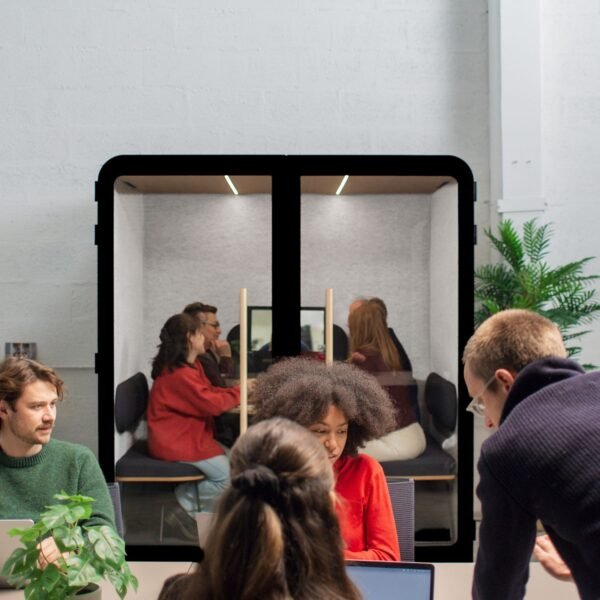 Cabine acoustique 4 personnes Island en situation dans un open space — salle de reunion privative Cabine acoustique 4 personnes Island en situation dans un open space — salle de reunion privative