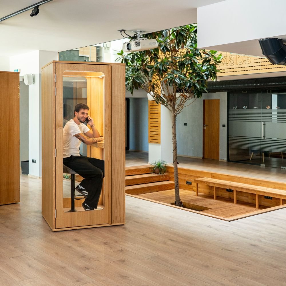 Cabine acoustique en bois 1 place Haven en situation — open space professionnel