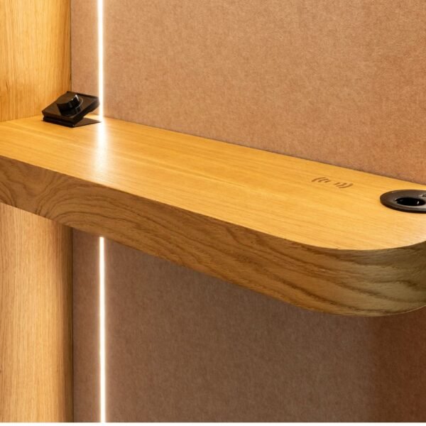 Cabine acoustique en bois 1 place Haven tablette en chene avec prises integrees