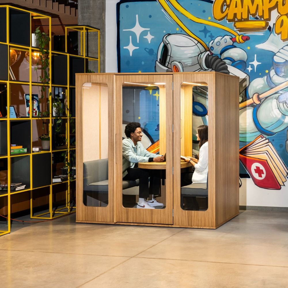 Cabine de reunion en bois 2 a 4 personnes Haven en situation — open space Cabine de reunion en bois 2 a 4 personnes Haven en situation — open space