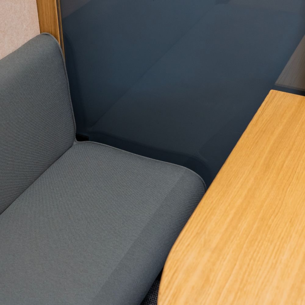 Cabine de reunion en bois 2 a 4 personnes Haven — detail des banquettes et de la table 2 Cabine de reunion en bois 2 a 4 personnes Haven — detail des banquettes et de la table 2