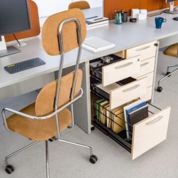 Caisson de bureau fixe Essentio tiroirs ouverts