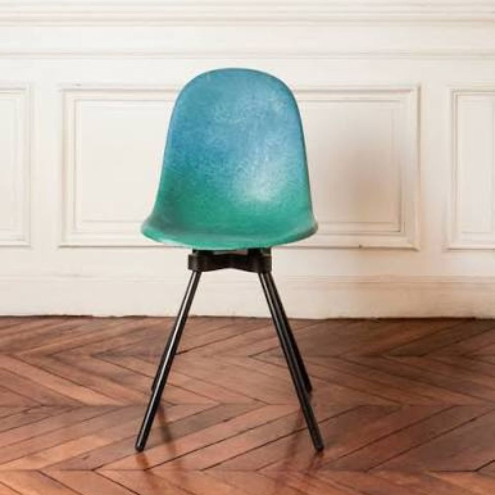 Chaise Gravene en plastique recycle coloree — coque texturee vue de pres Chaise Gravene en plastique recycle coloree — coque texturee vue de pres