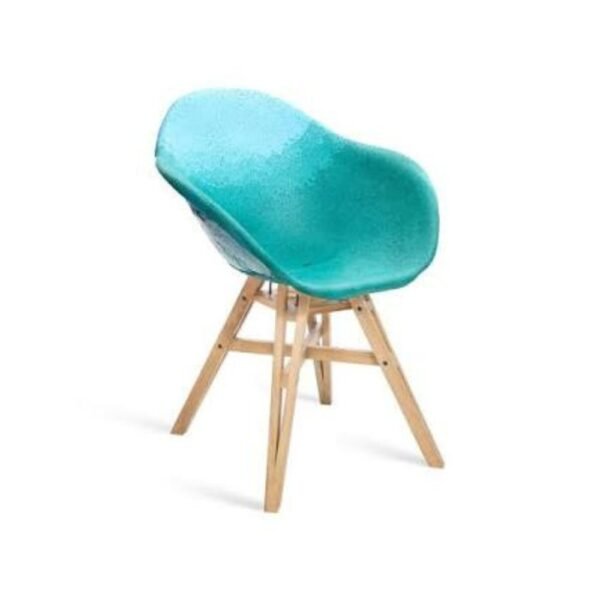 Chaise Gravene en plastique recycle coloree — pietement chene massif 2 Chaise Gravene en plastique recycle coloree — pietement chene massif 2