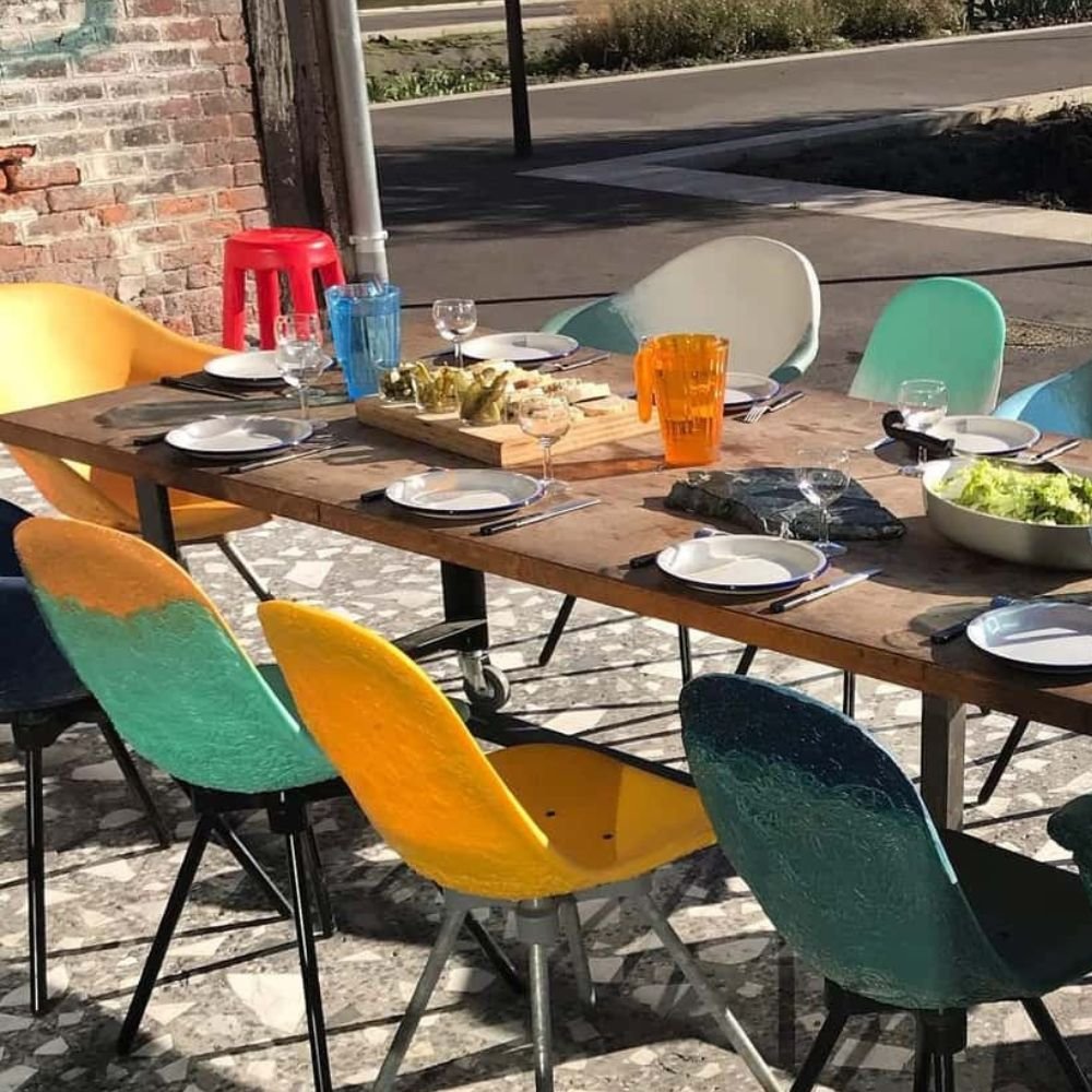 Chaise Gravene en plastique recycle coloree — pietement chene massif Chaise Gravene en plastique recycle coloree — pietement chene massif