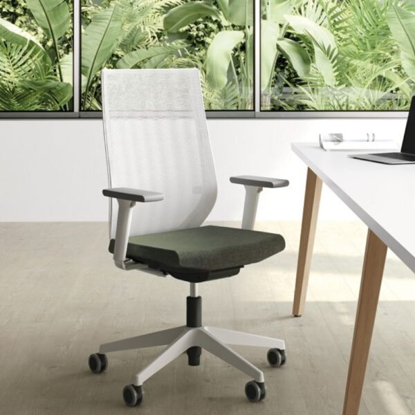 Chaise de bureau Eben — ambiance espace de travail lumineux Chaise de bureau Eben — ambiance espace de travail lumineux