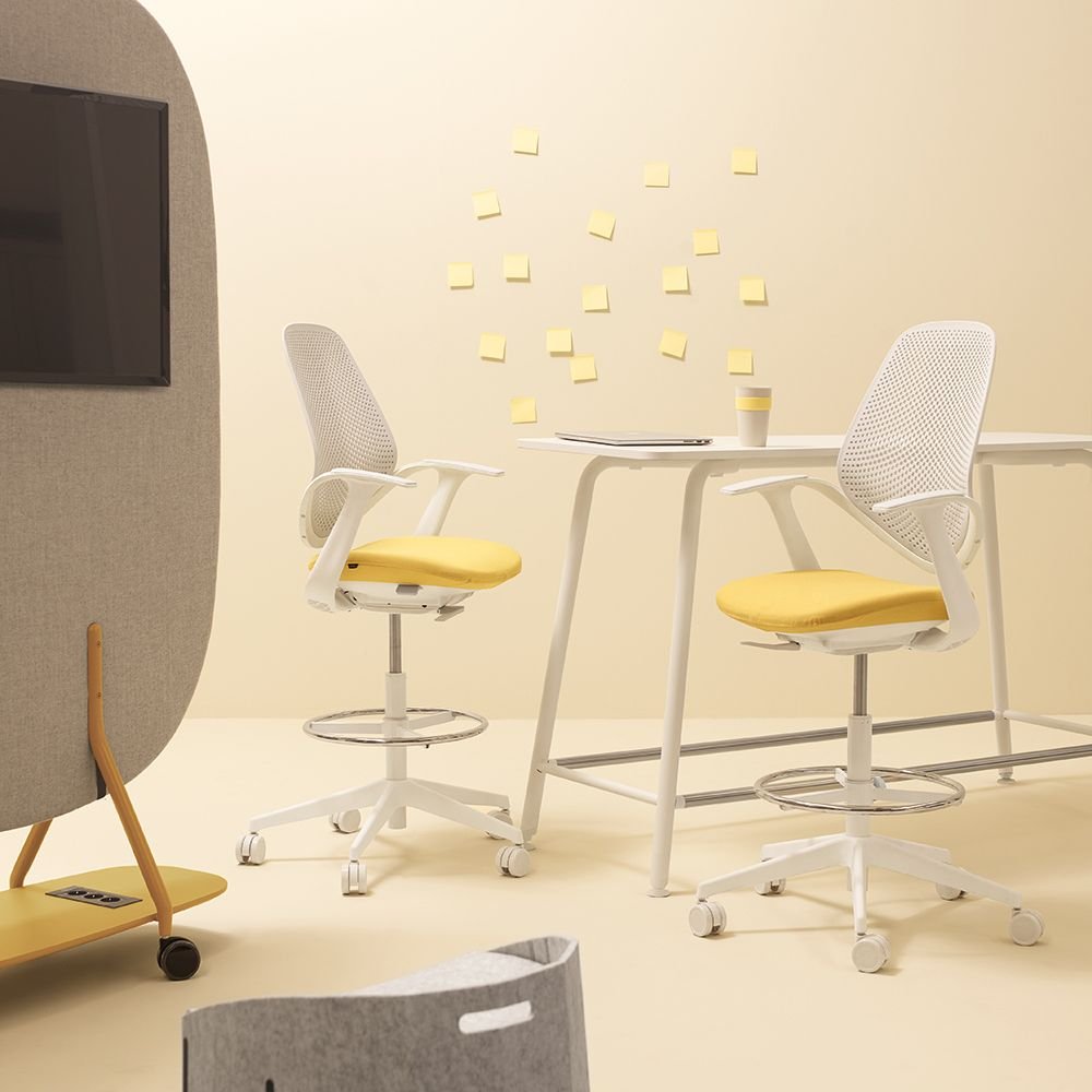 Chaise de bureau blanche Flow en situation — espace de coworking