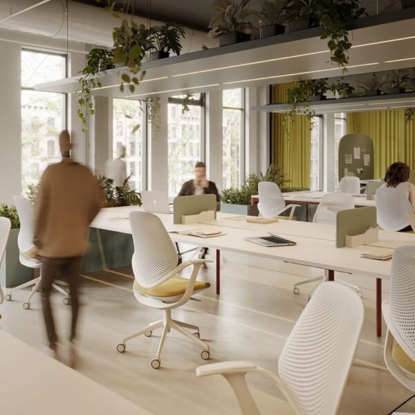 Chaise de bureau blanche Flow — vue d ensemble d un espace de travail lumineux