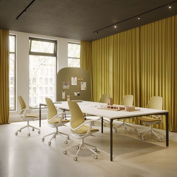 Chaise de bureau blanche Flow — vue d ensemble d un espace de travail partage