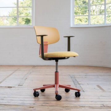 Chaise de bureau design coque plastique recycle Tion Shell ambiance 1