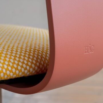 Chaise de bureau design coque plastique recycle Tion Shell details dossier et tissu