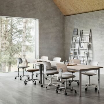 Chaise de bureau en bois scandinave Tion Wood ambiance salle de reunion