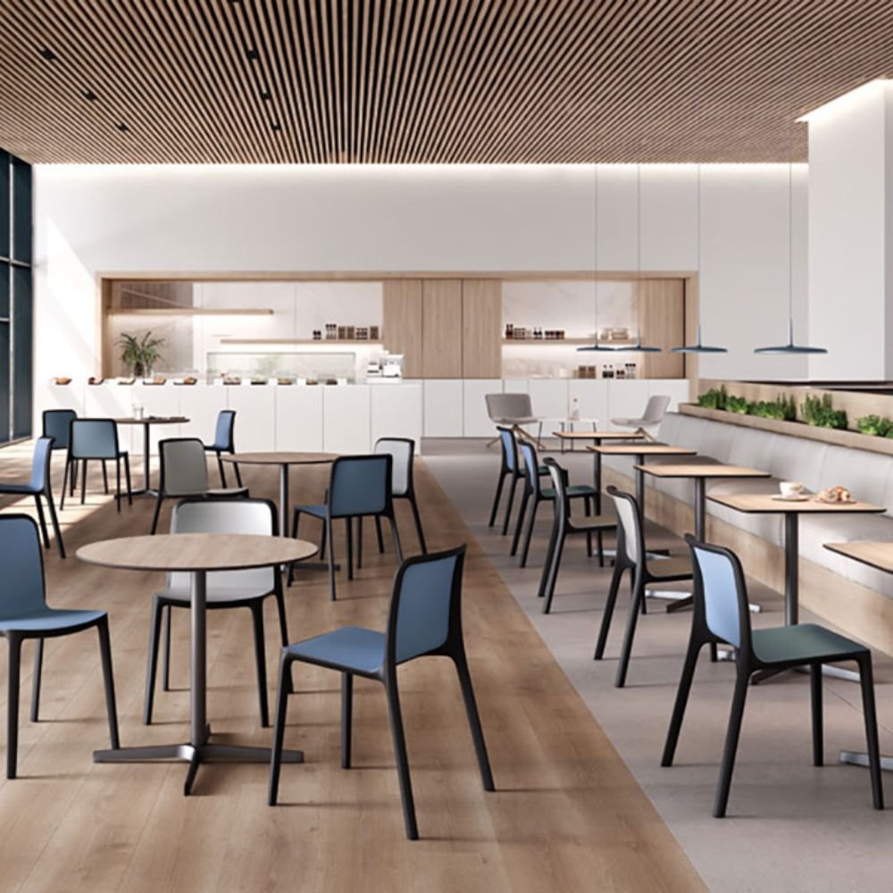 Chaise de collectivite Bika en situation — cafeteria d entreprise