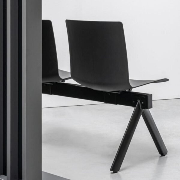 Chaise sur poutre Kora — conception durable et responsable Chaise sur poutre Kora — conception durable et responsable