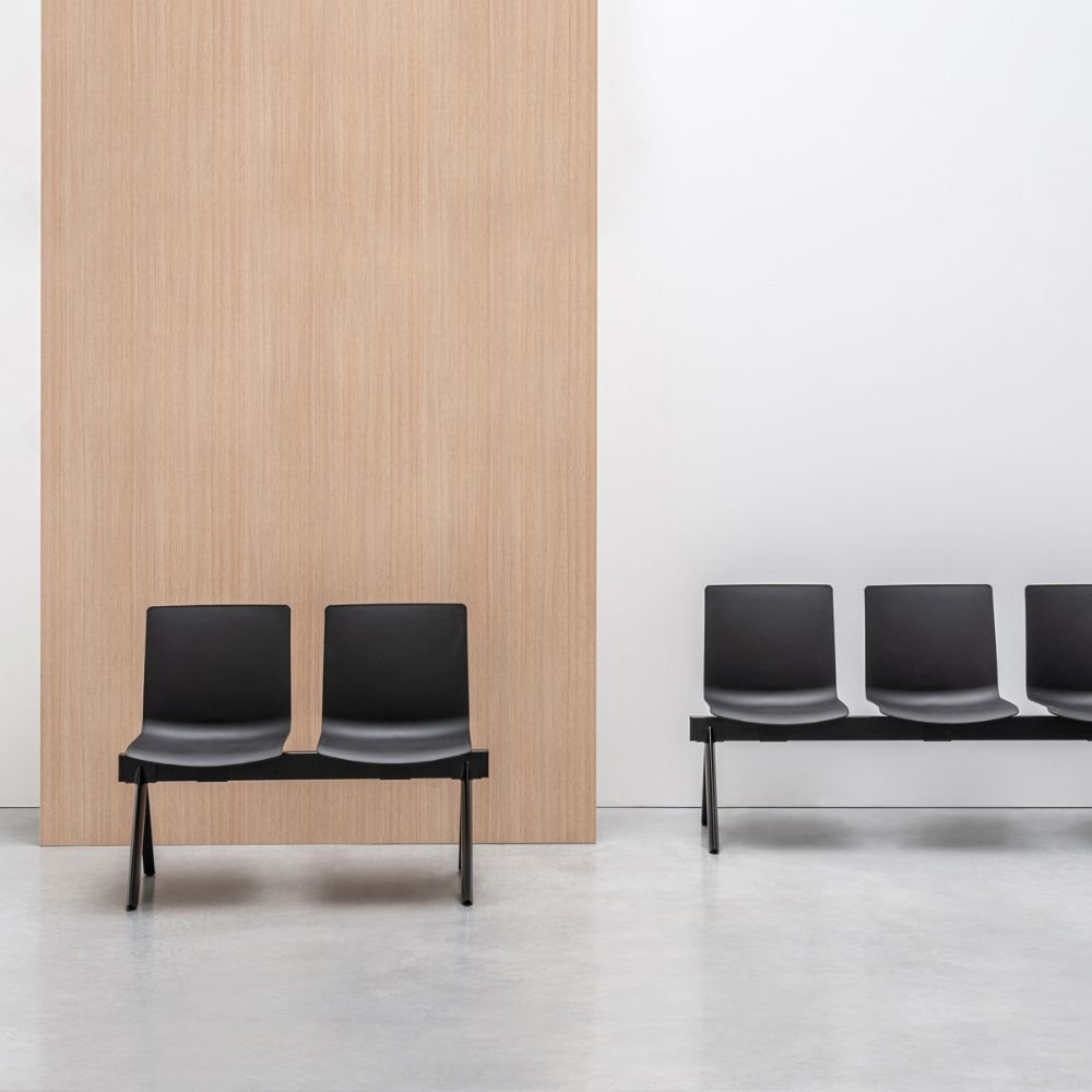Chaise sur poutre Kora — hall d accueil Chaise sur poutre Kora — hall d accueil