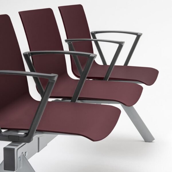 Chaise sur poutre Kora — vue d ensemble assise bordeaux et base gris clair Chaise sur poutre Kora — vue d ensemble assise bordeaux et base gris clair