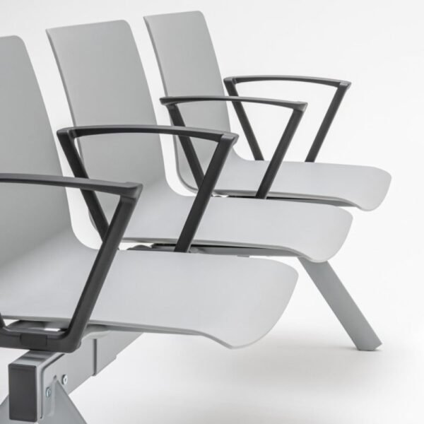 Chaise sur poutre Kora — vue de trois quarts Chaise sur poutre Kora — vue de trois quarts