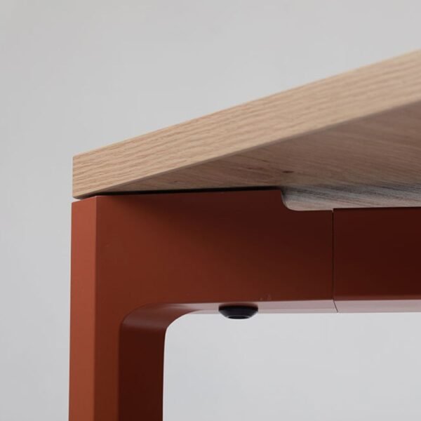 Detail du pied hexagonal en aluminium du bureau Hexa Detail du pied hexagonal en aluminium du bureau Hexa