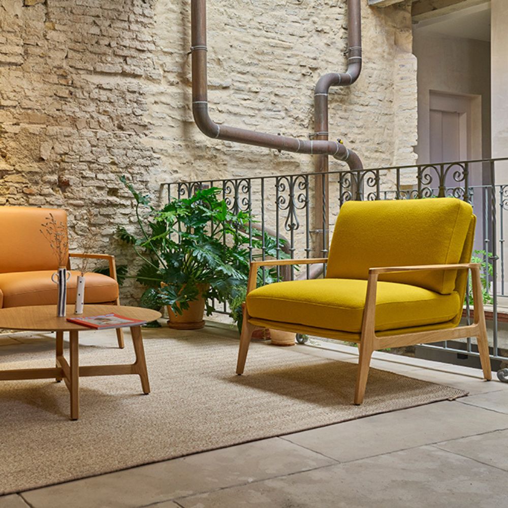Fauteuil Aldea chene massif tissu jaune moutarde — vue de face Fauteuil Aldea chene massif tissu jaune moutarde — vue de face