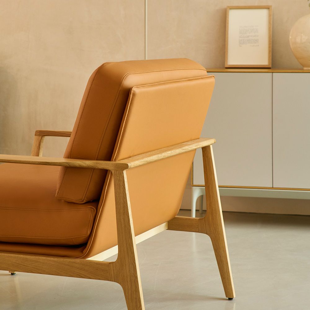 Fauteuil Aldea — finitions de couture sur revetement cuir Fauteuil Aldea — finitions de couture sur revetement cuir