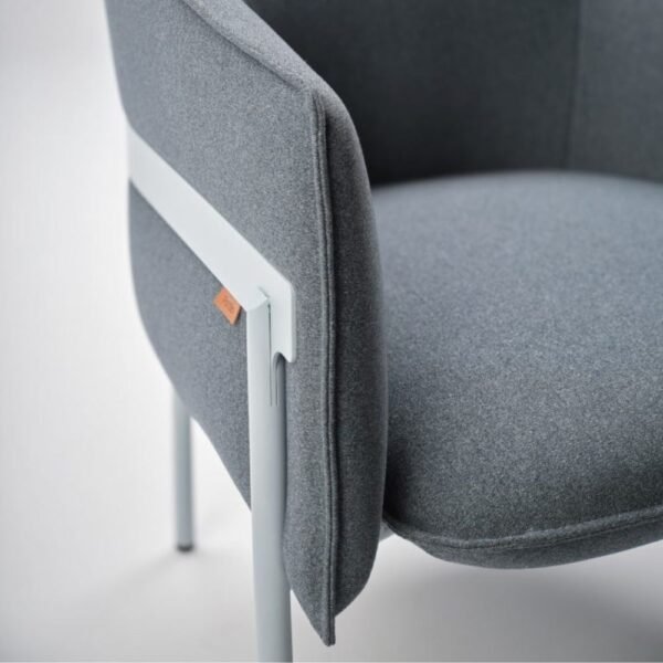 Fauteuil Marina — detail de la tapisserie et de la finition acier