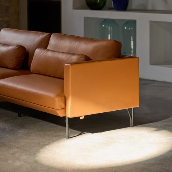 Fauteuil cuir lounge Marea — detail de l accoudoir en cuir