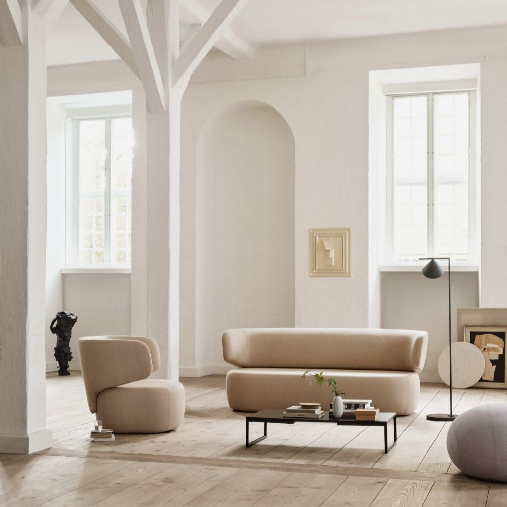 Fauteuil dossier enveloppant bicolore Basel en situation — espace lounge professionnel 2