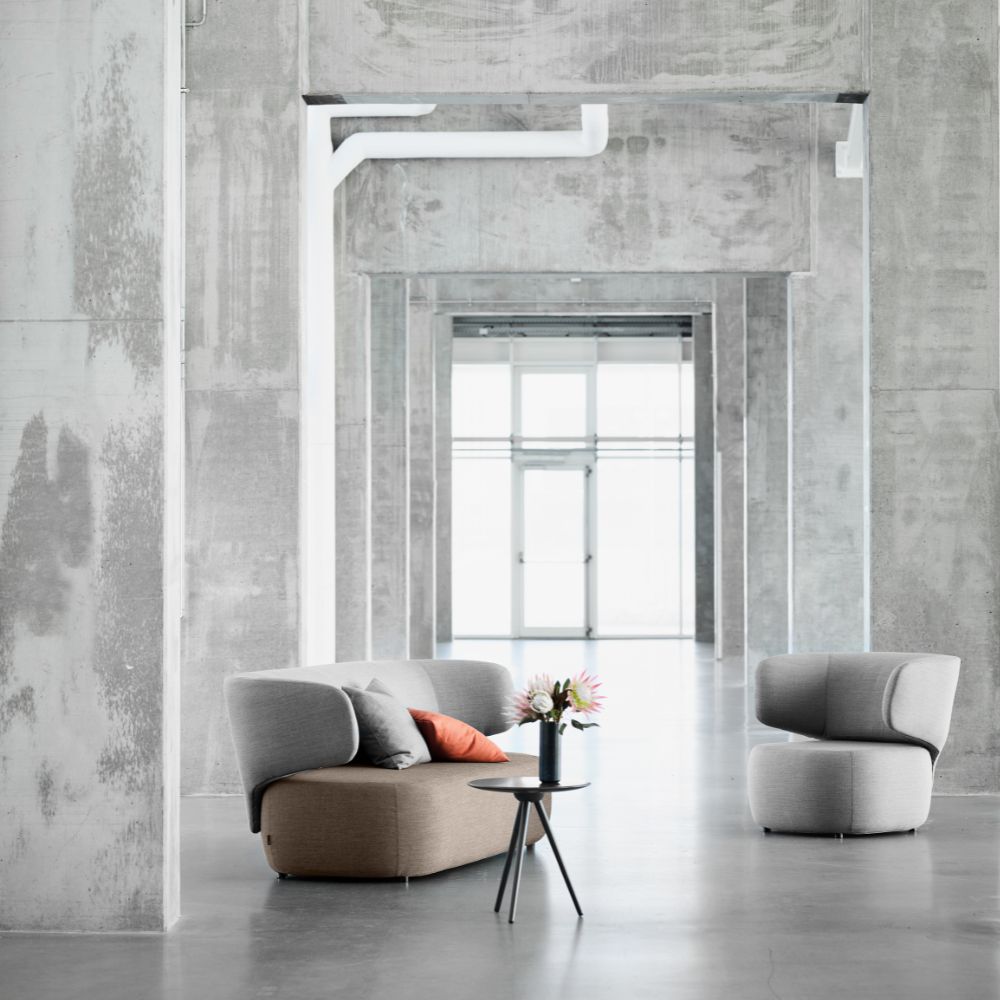 Fauteuil dossier enveloppant bicolore Basel en situation — espace lounge professionnel
