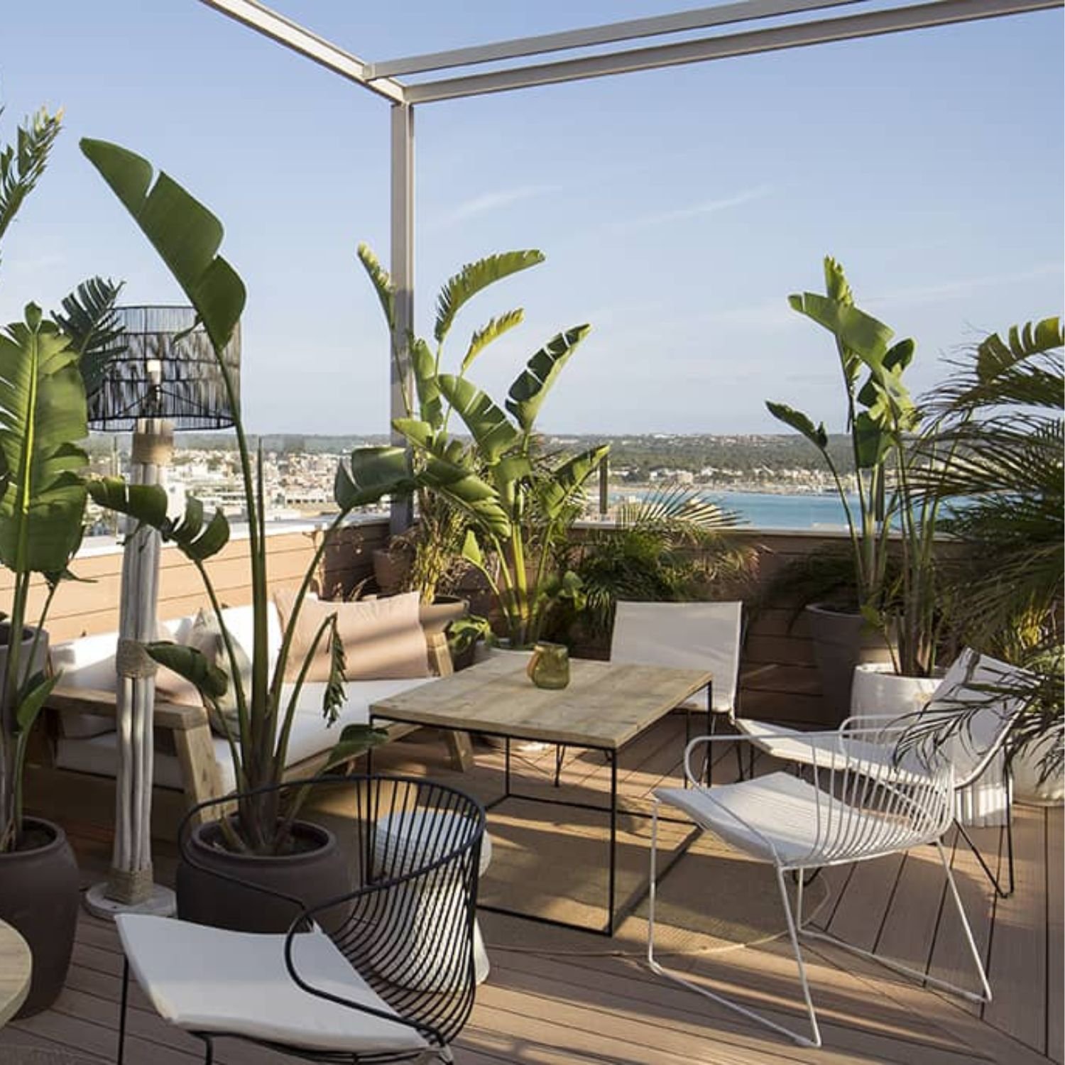 Fauteuil filaire outdoor Bolonia en situation — terrasse hotel design mediterraneen Fauteuil filaire outdoor Bolonia en situation — terrasse hotel design mediterraneen