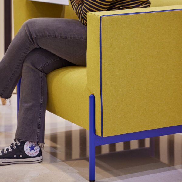 Fauteuil lounge Amivera — detail d ambiance jeu de coloris et matieres