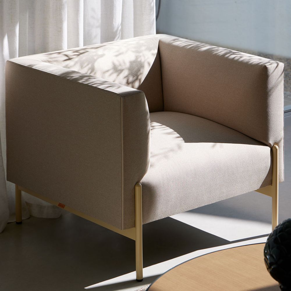 Fauteuil lounge Amivera — profil pieds acier tube rond et accoudoirs rembourres