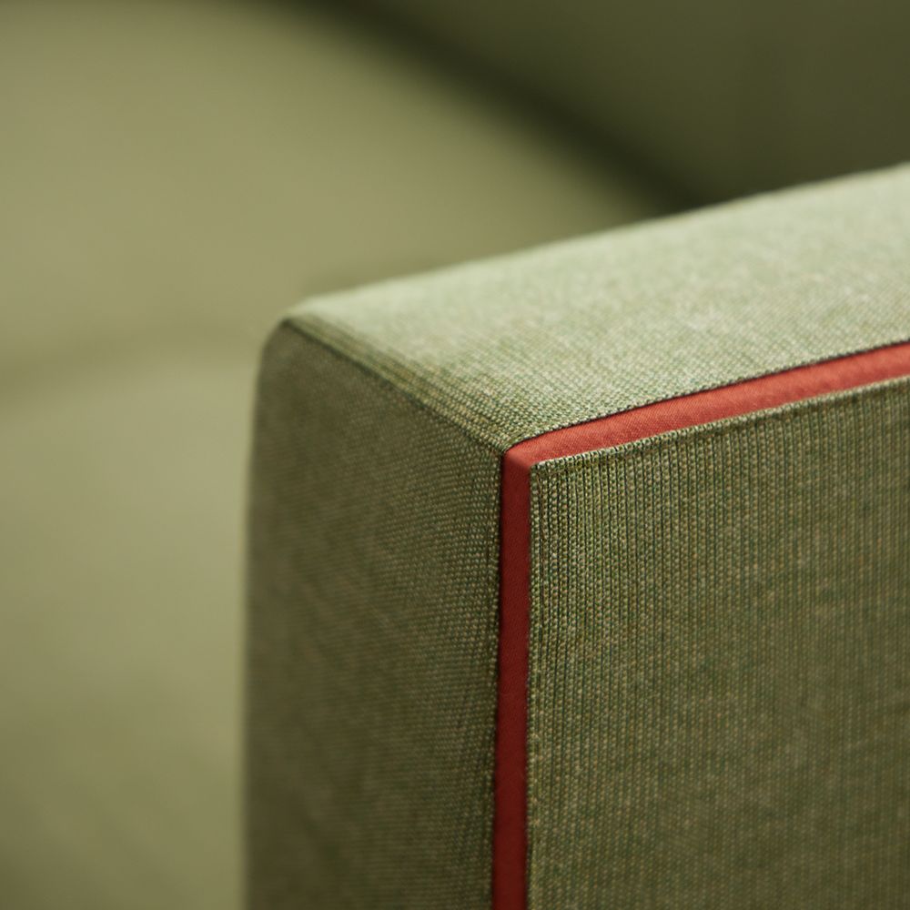 Fauteuil lounge Amivera — vue d ensemble passepoil colore sur dossier et accoudoirs